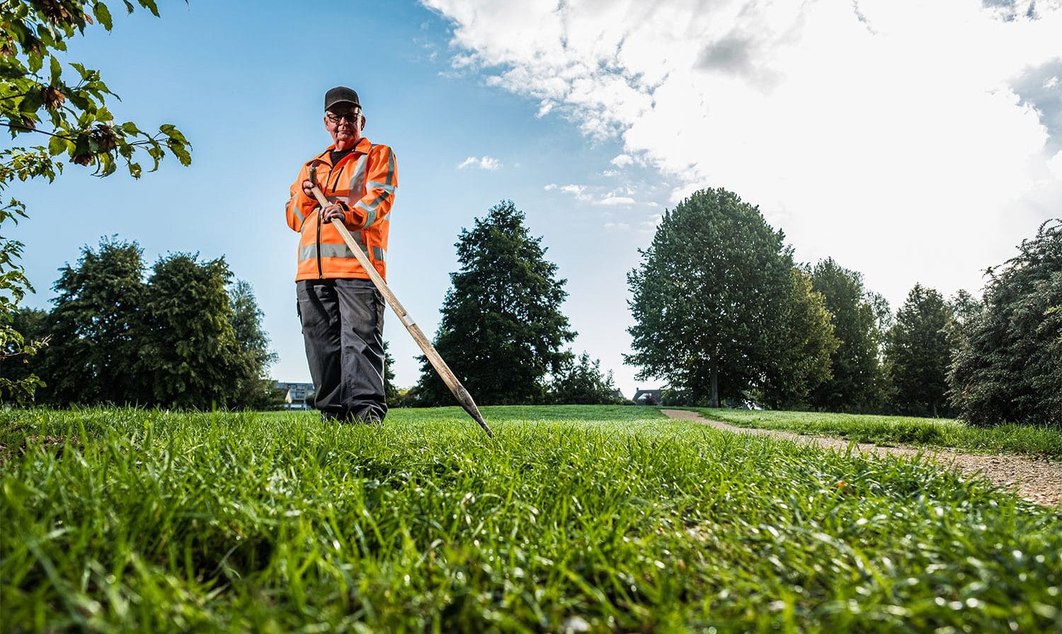 Medewerker groenvoorziening aan het werk in de hitte.