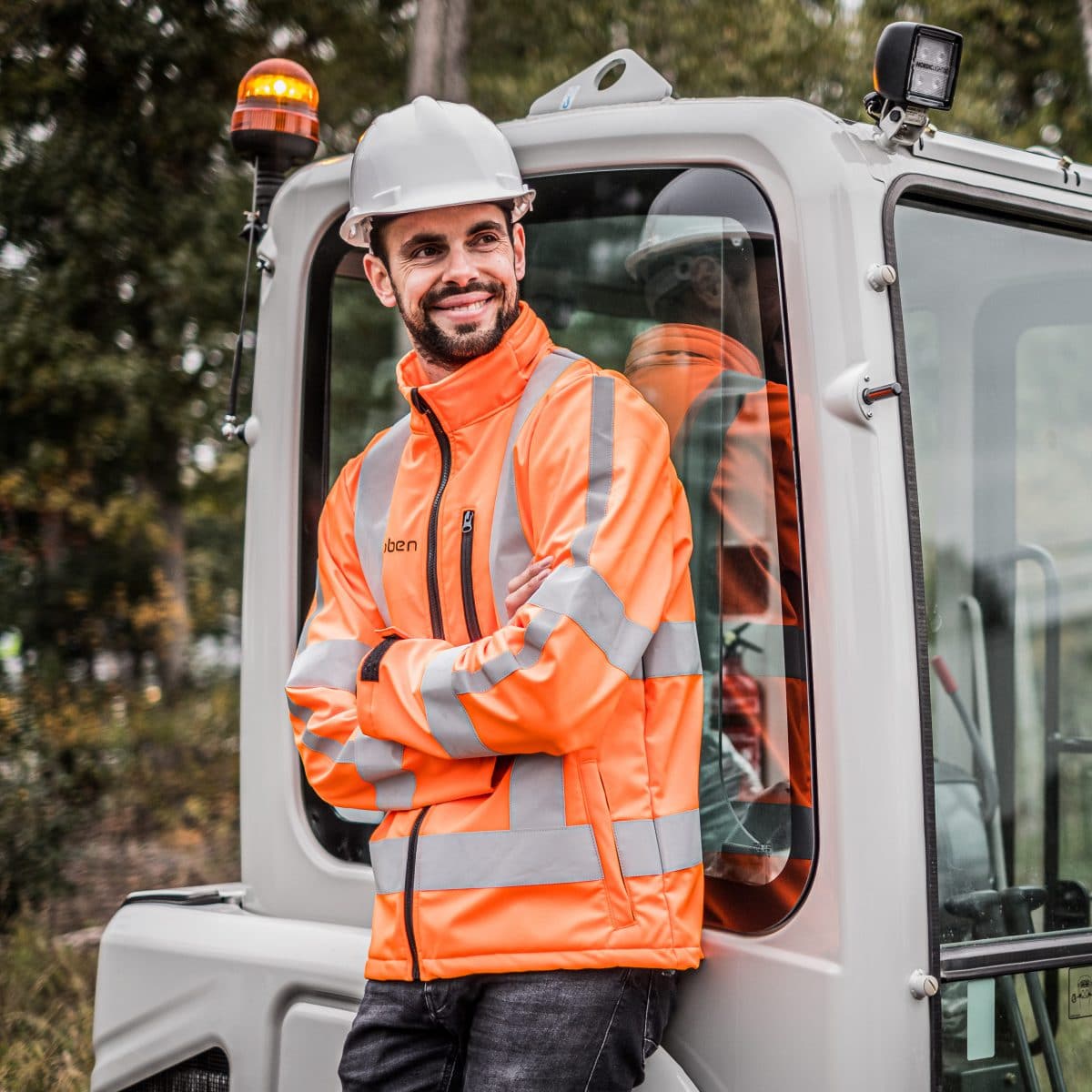 Medewerker Globen bij minikraan Takeuchi tb225