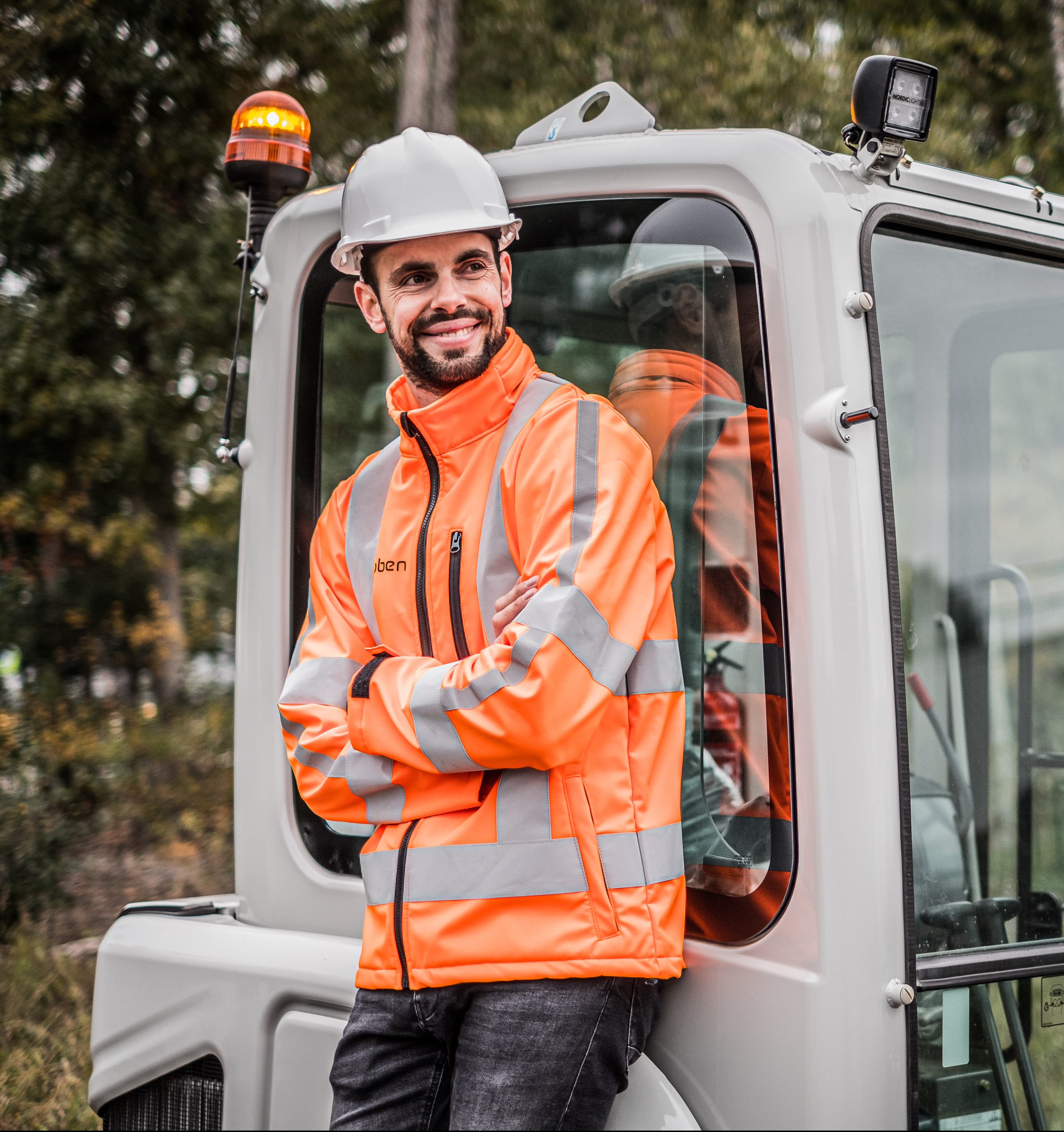 Medewerker Globen bij minikraan Takeuchi tb225