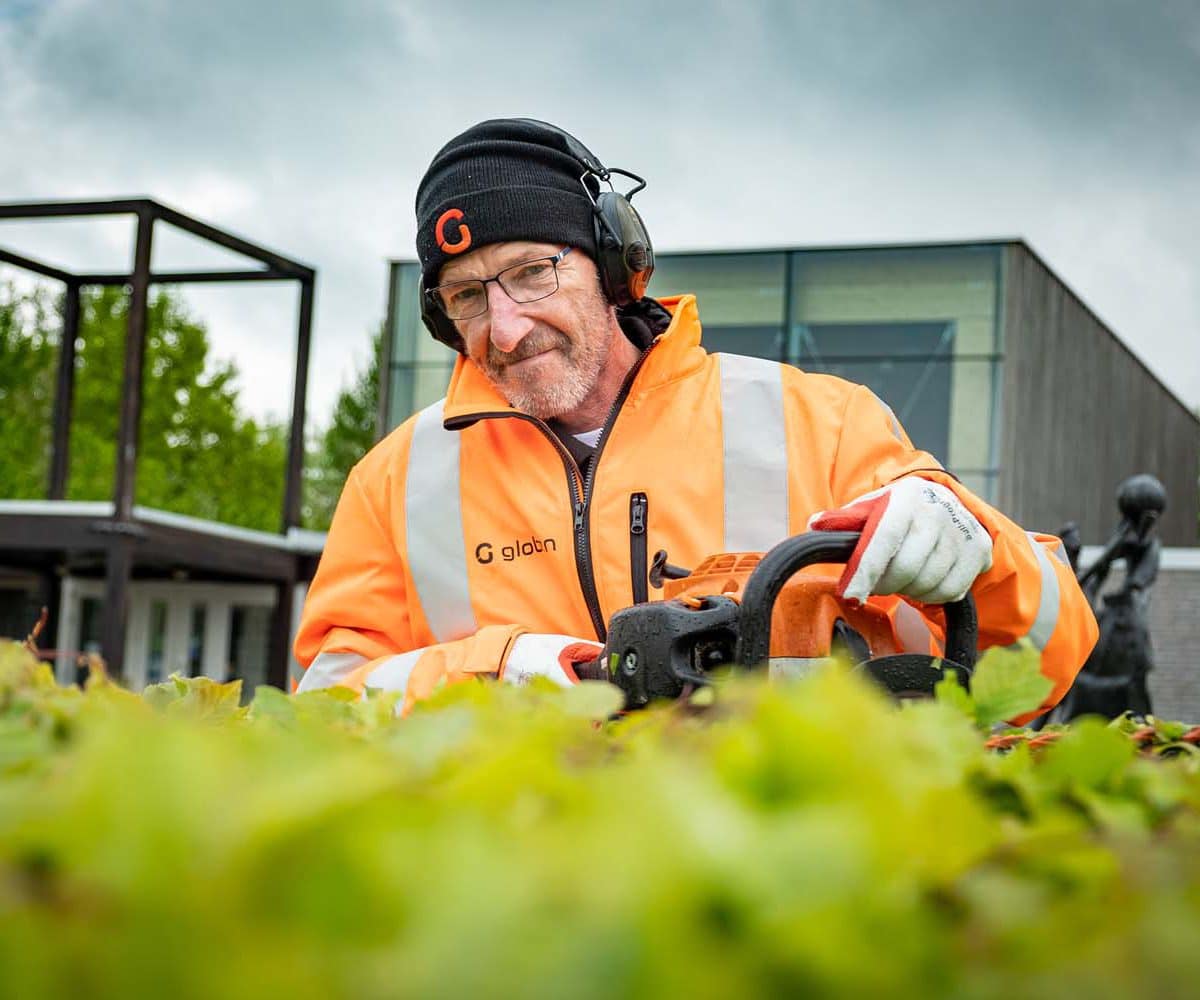 Ploegmakers werken in de groenvoorziening