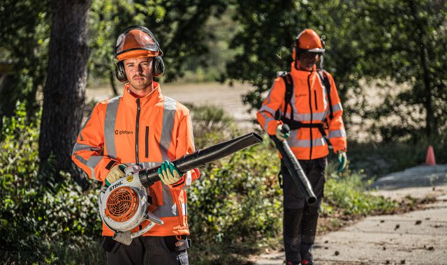 Medewerker groenvoorziening met een bladblazer.