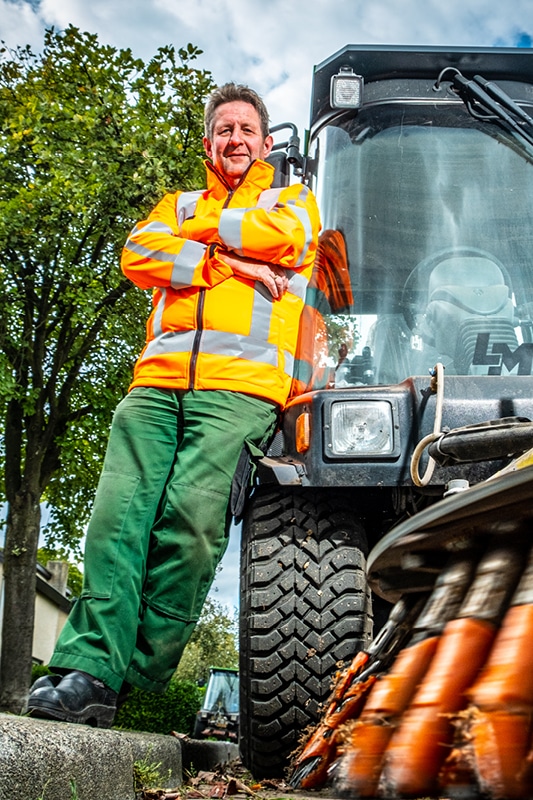 BBL opleiding leunt even tegen zijn machine aan