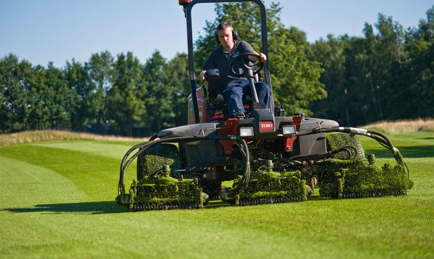 Greenkeeper assistent aan het werk