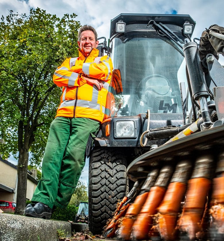 Medewerker van Globen aan het werk op een borstelmachine.