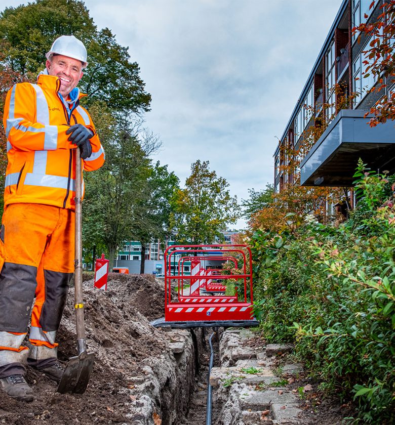 Grondwerker blij aan het werk in de infra.