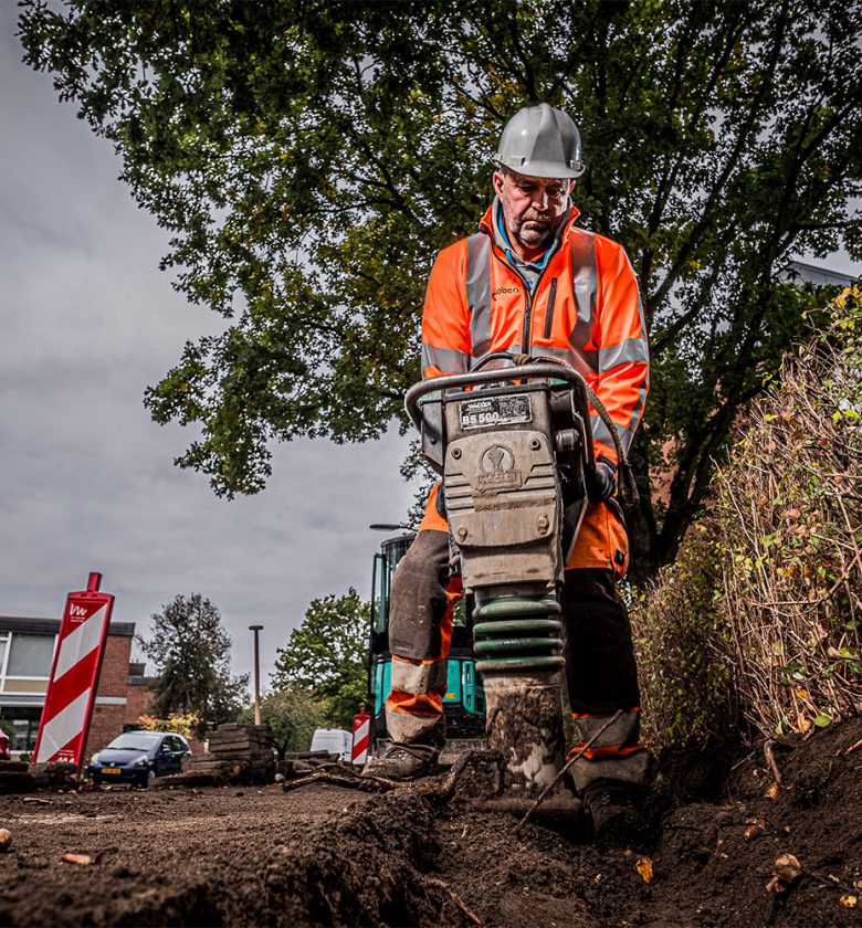 Grondwerker aan het werk in infra