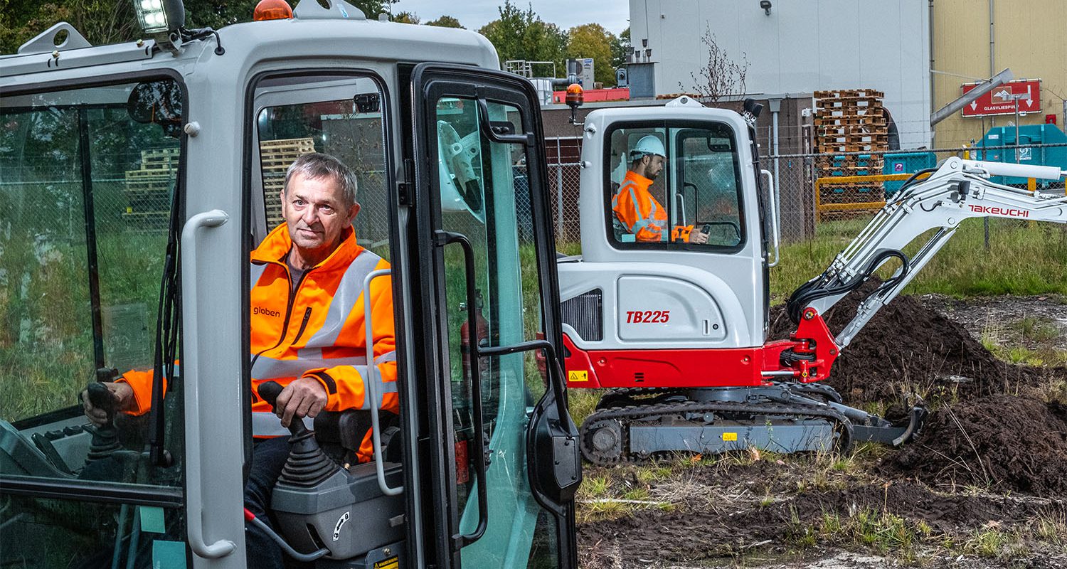 Machinist minikraan bezig met grondwerk