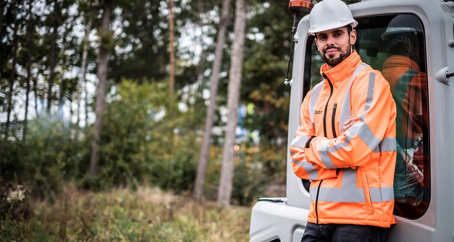 Machinist minikraan aan het werk bij Globen