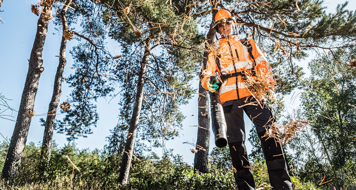 Medewerker groenvoorziening aan het werk voor Globen