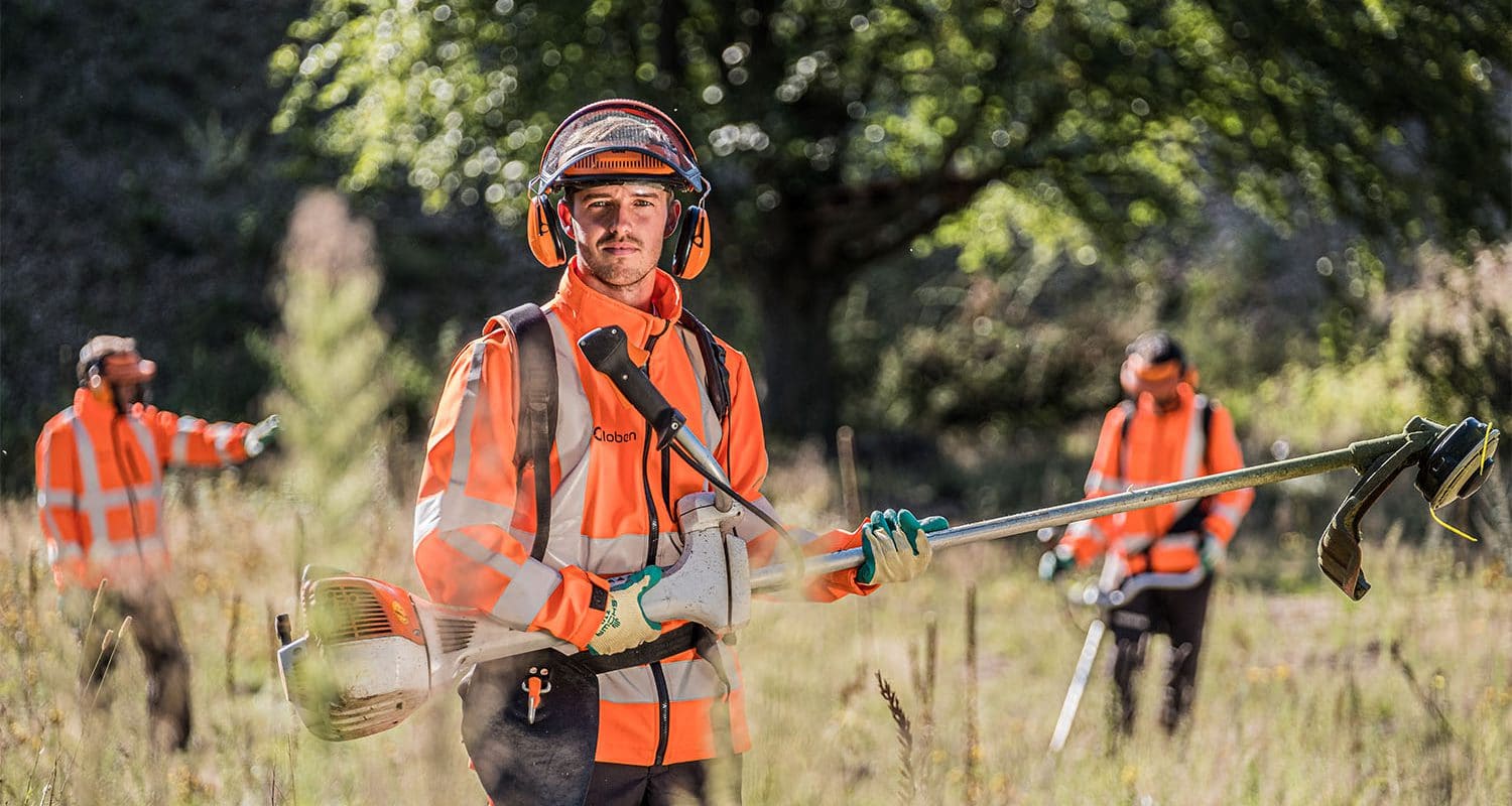 Meewerkend voorman groenvoorziening met de bosmaaier