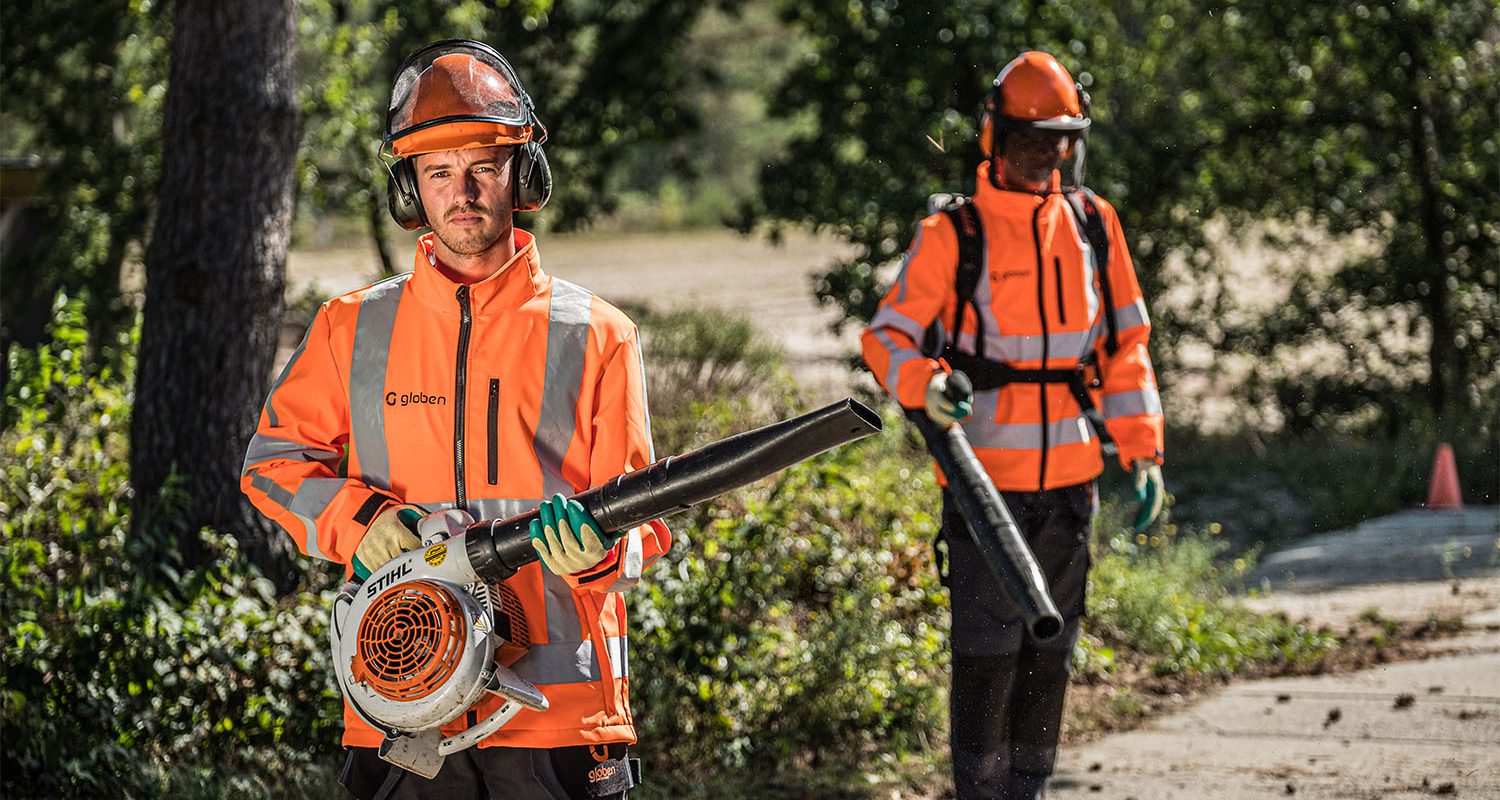 Meewerkend voorman groenvoorziening met de bladblazer aan het werk voor Globen