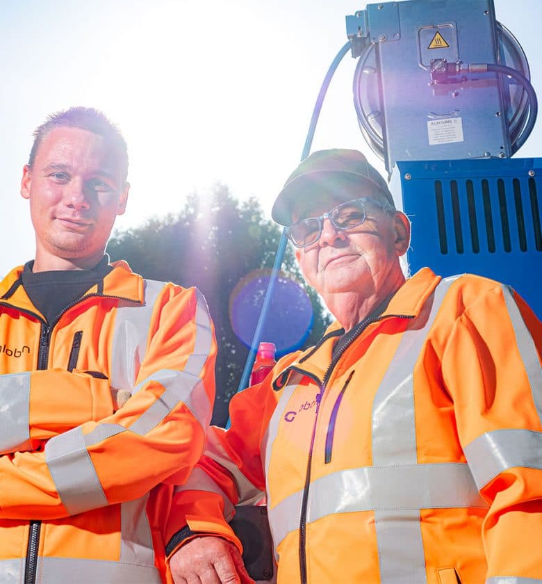 Twee medewerkers in de groenvoorziening.