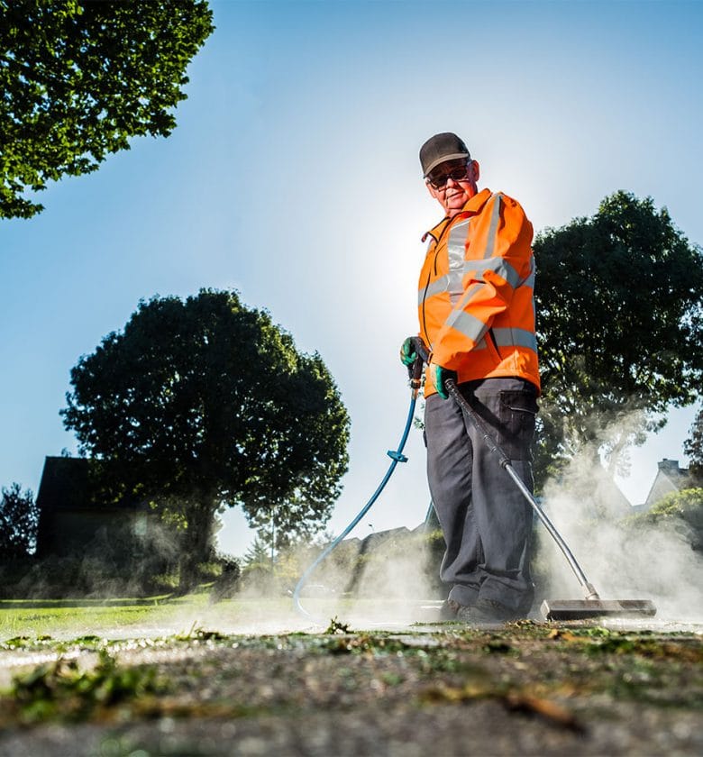 Medewerker in groenvoorziening aan het werk bij Globen.