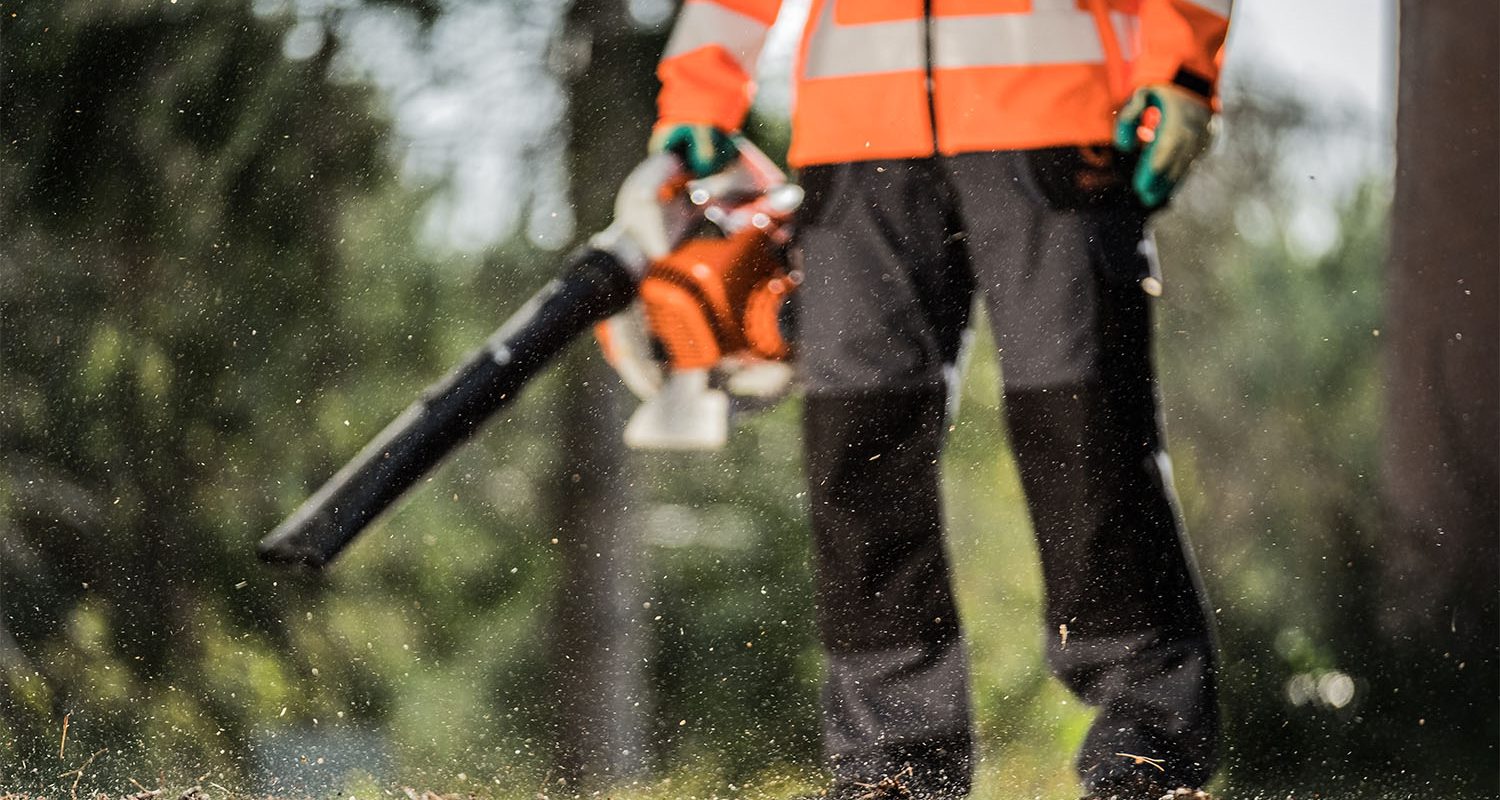 medewerker groenvoorziening met bladblazer