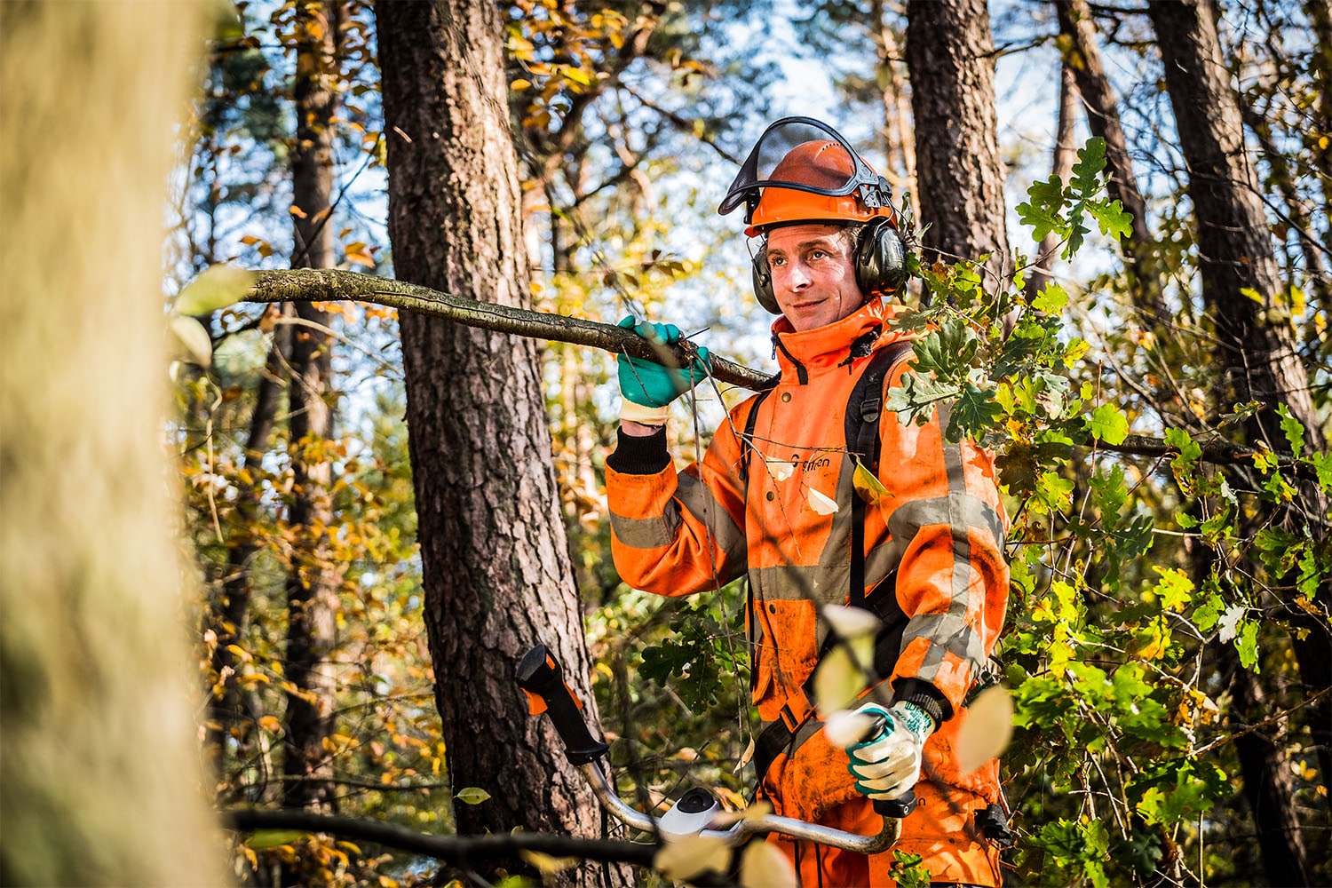 medewerker groenvoorziening aan het werk in het bos