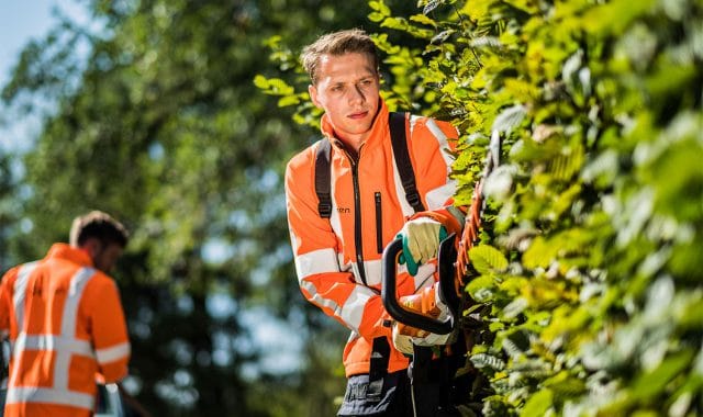 Medewerker aan het werk in de groenvoorziening.