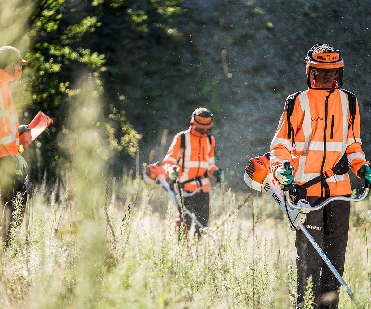 Medewerkers groenvoorziening aan het bosmaaien