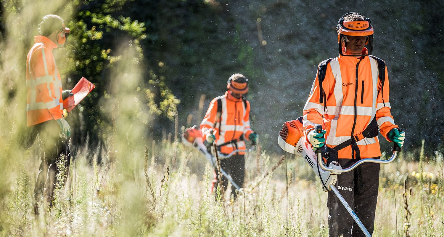 Medewerkers groenvoorziening aan het bosmaaien