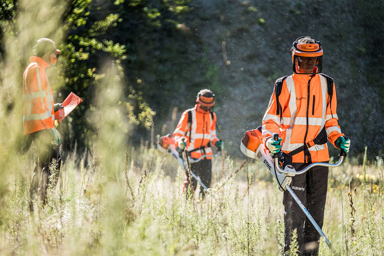 Medewerkers groenvoorziening aan het bosmaaien