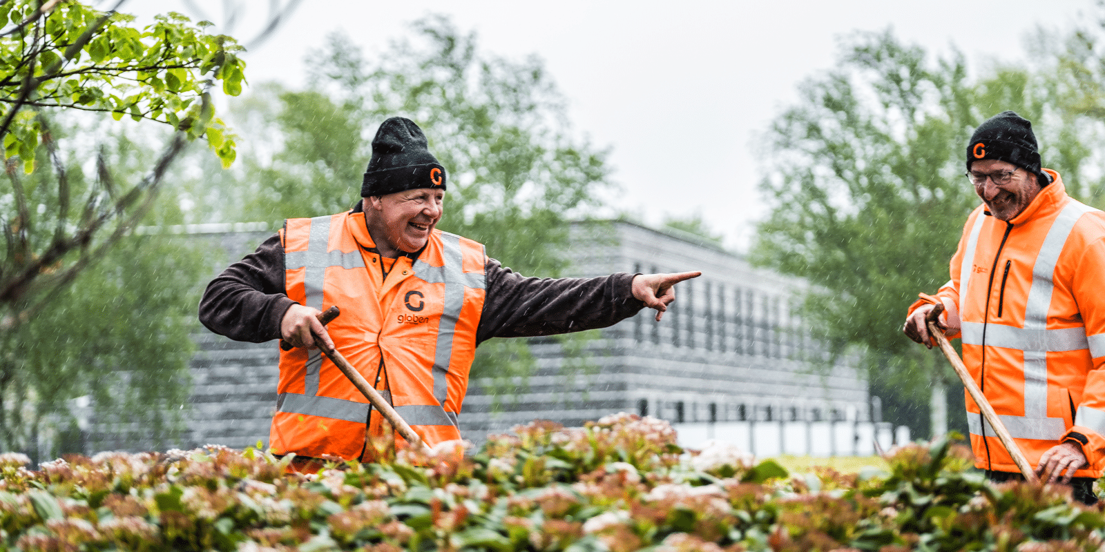 Medewerkers groenvoorziening zonder ervaring aan het werk