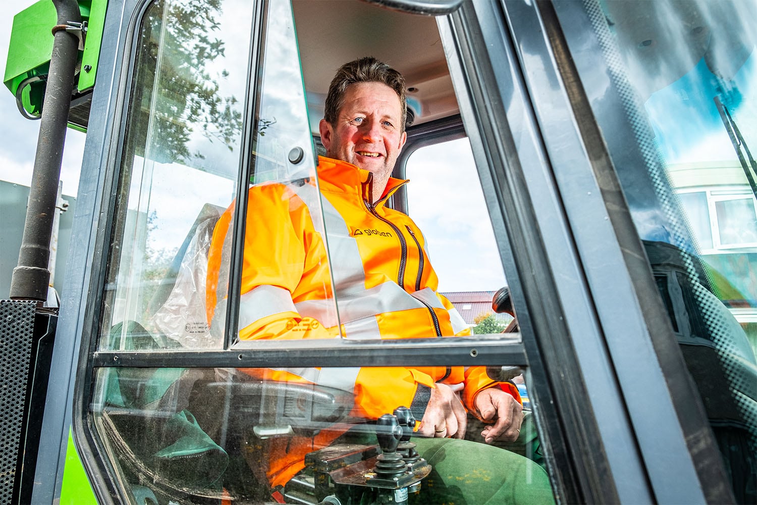 veegwagen machinist aan het werk