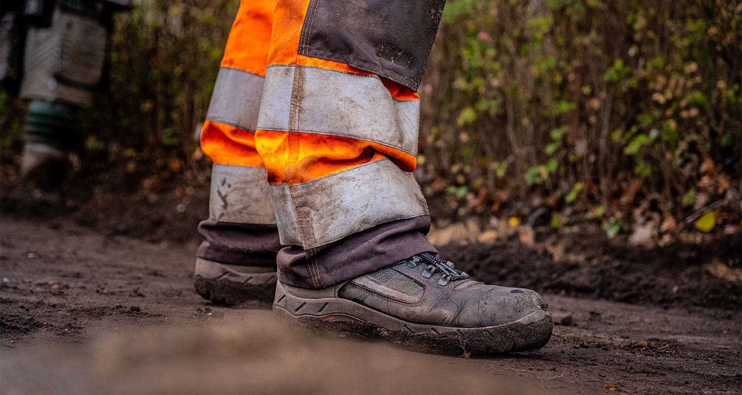 werkschoenen van een stratenmaker in Amsterdam