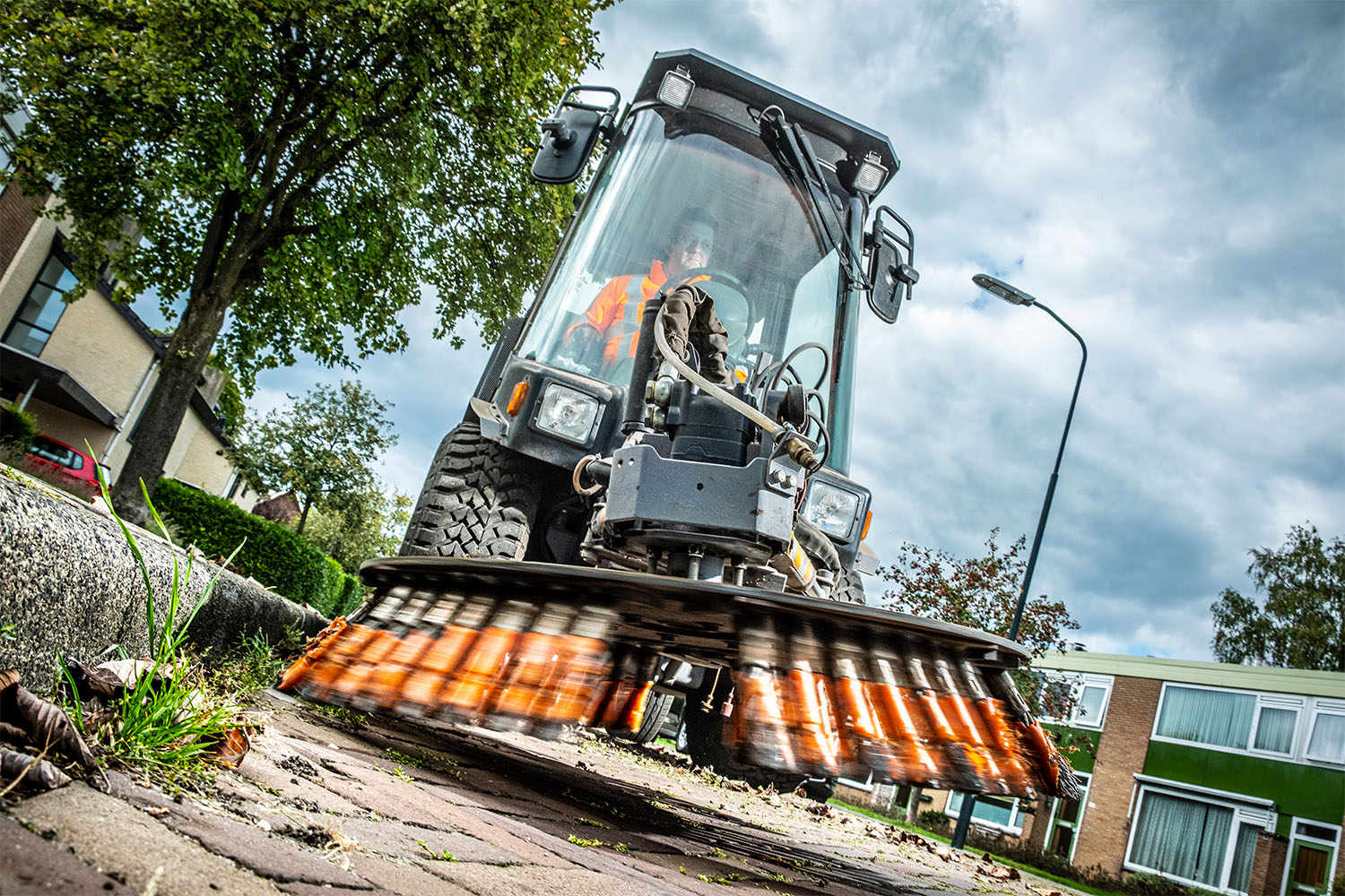 veegwagen machinist aan het werk