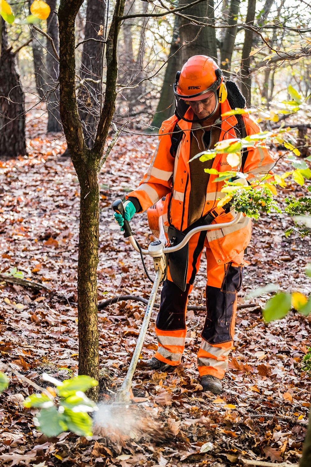 Medewerker groenvoorziening aan het werk in het groen