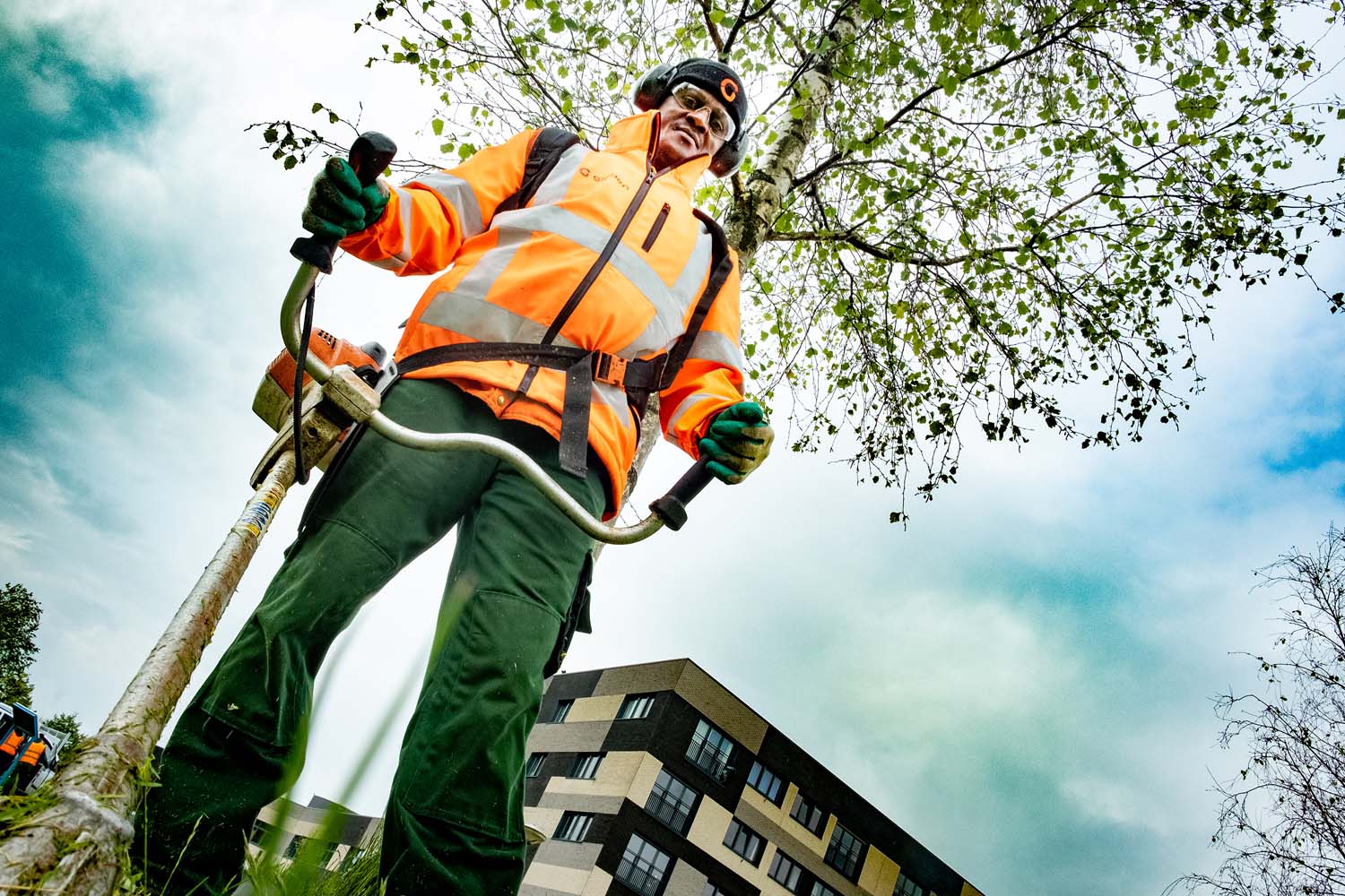 medewerker groenvoorziening aan het werk met de bosmaaier